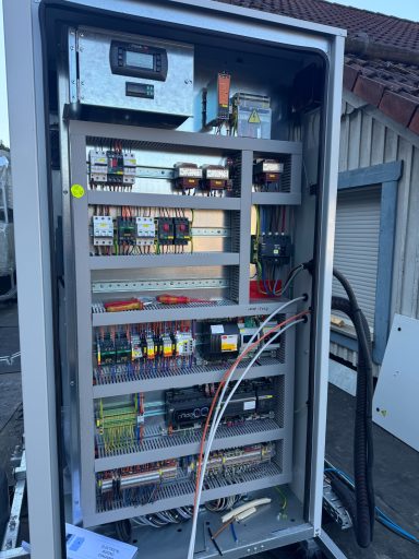 Elektroanschlusskasten mit multicolour Verkabelung und verschiedenen Komponenten.